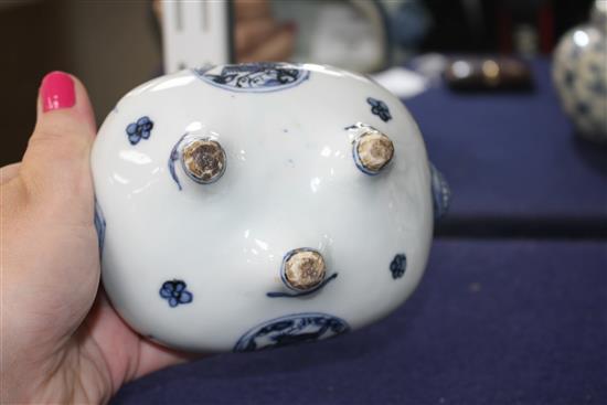 A Chinese blue and white tripod censer, Wanli-style, L.13cm